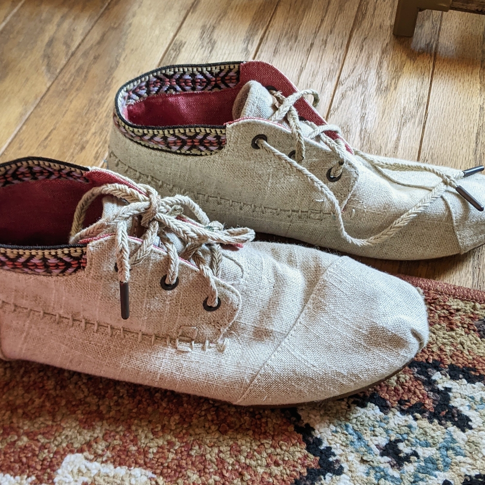 Toms Cream Moccasins with Red Accents Size  W9.5